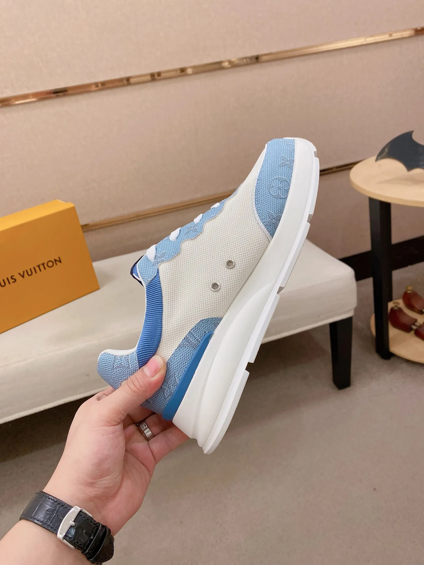 Men's shoes💰 462💰louis vuitton (Louis Vuitton/lv)🔍🔍The new counters are on sale at the same time. The uppers are imported from Italy. ️Re-engraved🇮🇹💪💪, ⚠Sole: The original sole is specially provided by the original factory, the exclusive movable molded sole is super comfortable, ⚠Original factory follow-up goods, 🔍🔍high quality, you can go in and out of the counter at will, welcome to compare⚠. Code number: 38-44 (45/46 customized, non-refundable)